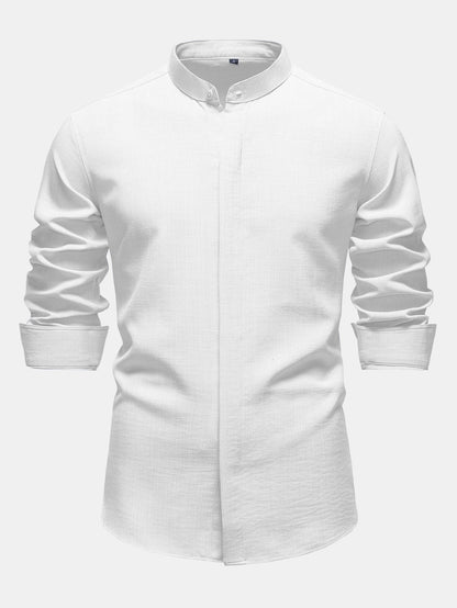 Camisa com aparência de linho, carcela oculta e gola padre