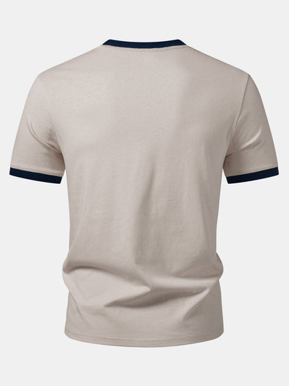 Camiseta preta com estampa de gato e acabamento contrastante