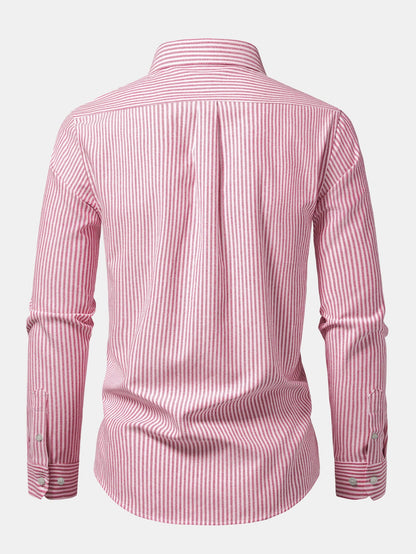 Camisa listrada de manga longa com botões e gola dobrada