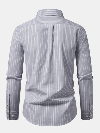 Camisa listrada de manga longa com botões do colarinho até a barra