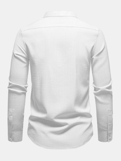 Camisa com aparência de linho, carcela oculta e gola padre