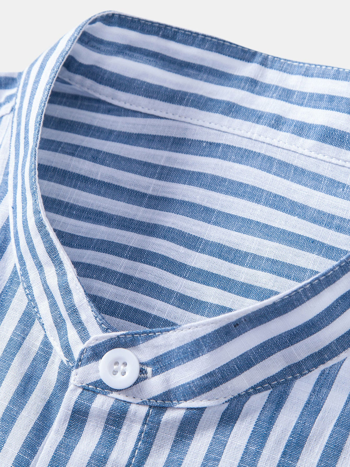 Camisa com gola alta e listras com aparência de linho