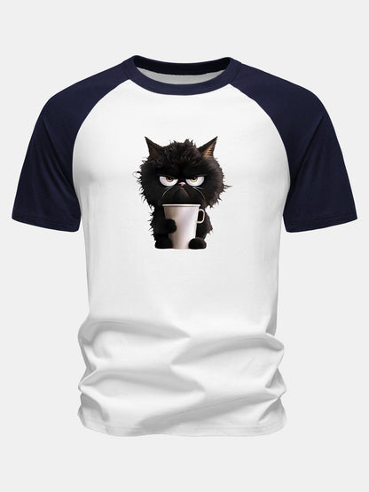 Camiseta de algodão com mangas raglan e estampa de gato preto tomando café
