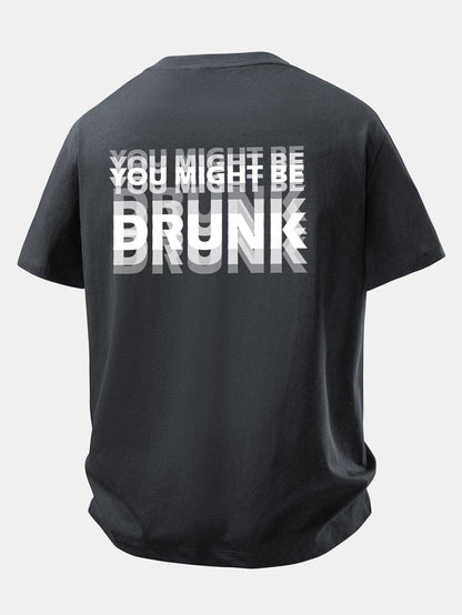 Camiseta de algodão com corte confortável e estampa traseira “Você pode estar bêbado”