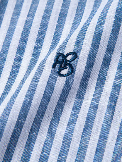 Camisa com gola alta e listras com aparência de linho