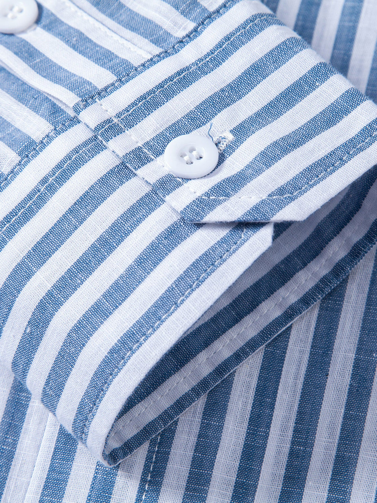 Camisa com gola alta e listras com aparência de linho
