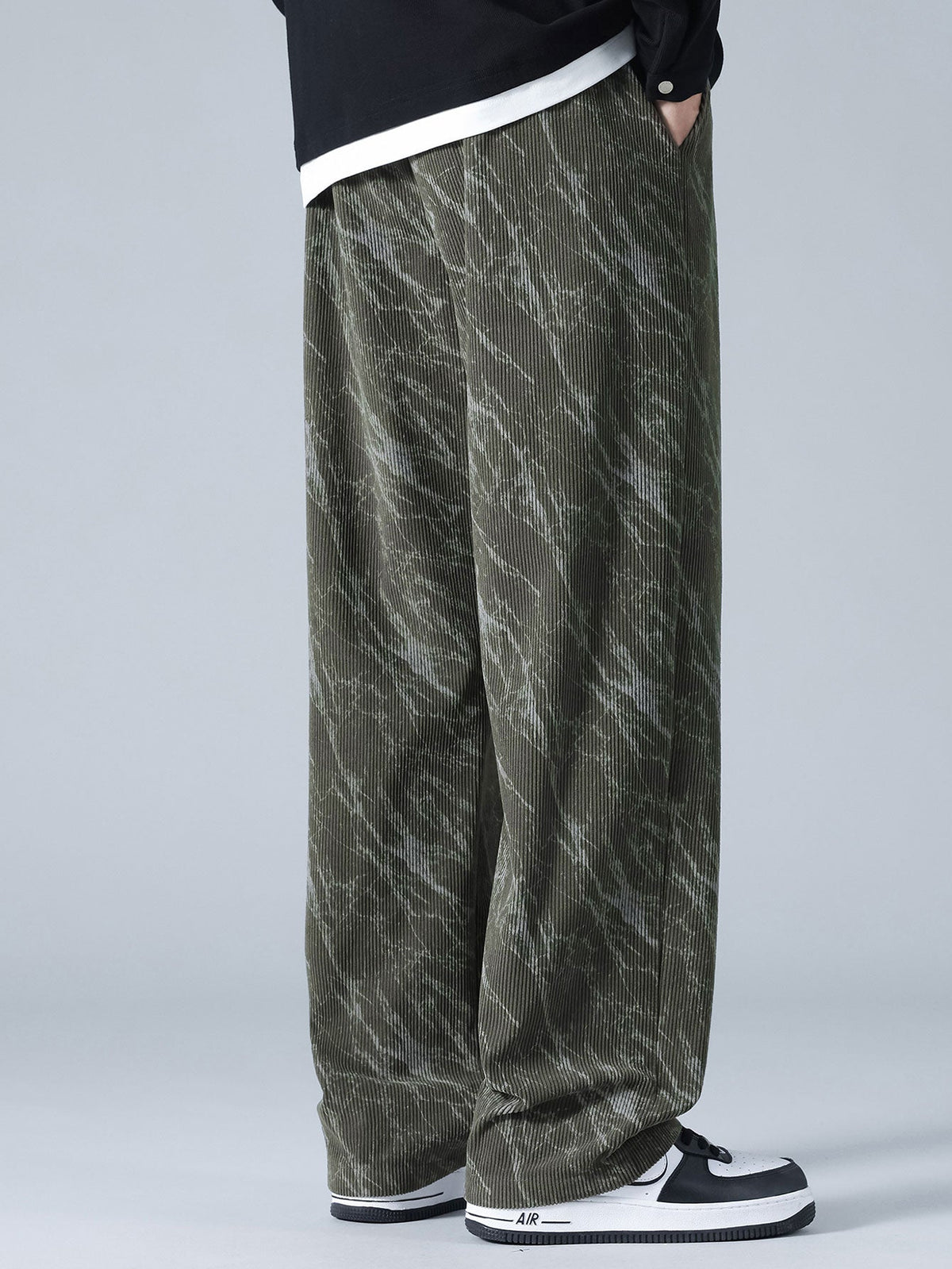 Calça de veludo cotelê com estampa marmorizada e perna reta