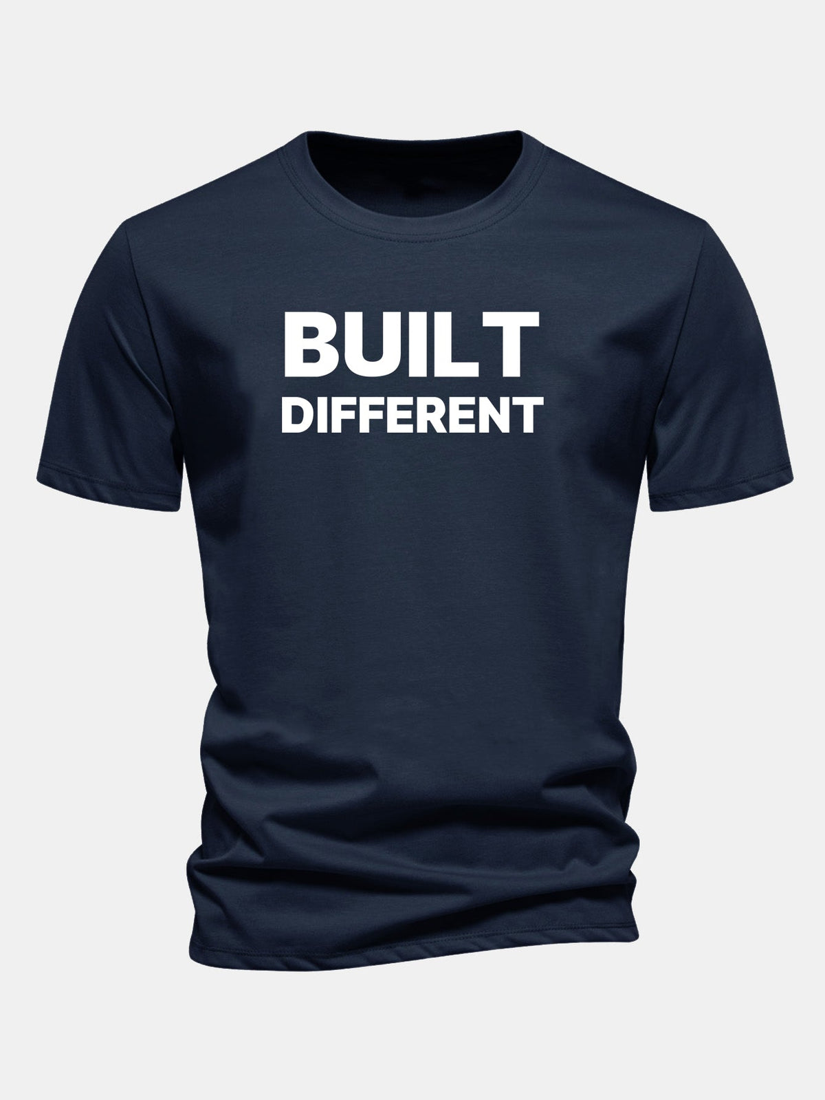 Camiseta de algodão com estampa “Built Different” e caimento regular