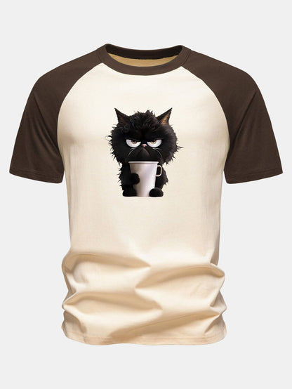 Camiseta de algodão com mangas raglan e estampa de gato preto tomando café