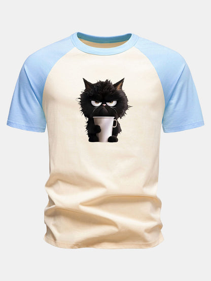 Camiseta de algodão com mangas raglan e estampa de gato preto tomando café