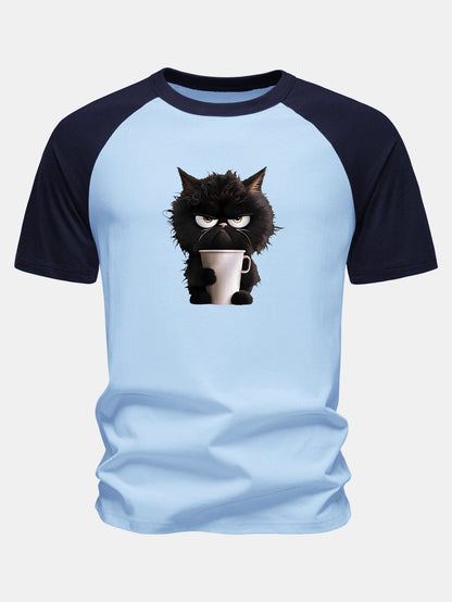 Camiseta de algodão com mangas raglan e estampa de gato preto tomando café