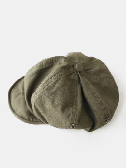 Boné estilo newsboy vintage desleixado, ajustável, com fecho metálico lateral e aba.