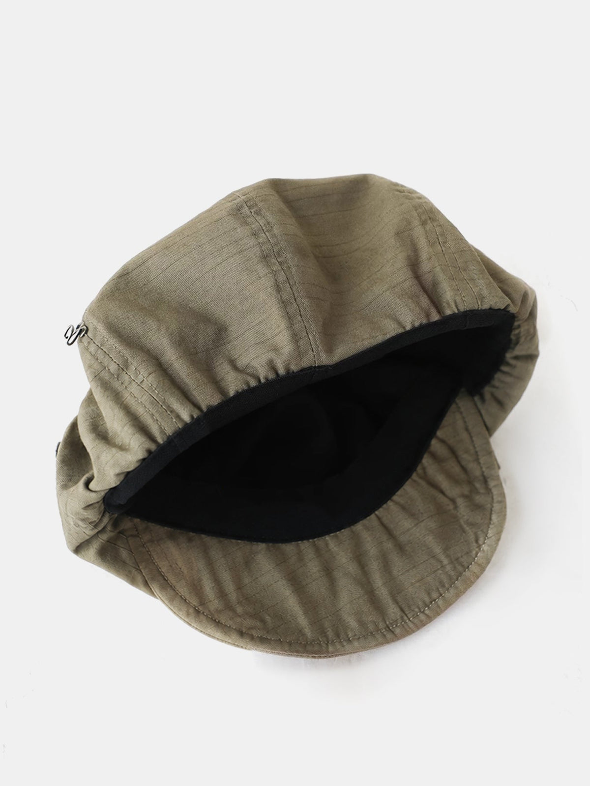 Boné estilo newsboy vintage desleixado, ajustável, com fecho metálico lateral e aba.