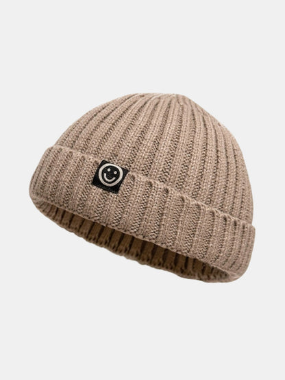 Gorro docker curto de tricô canelado com punho dobrado e etiqueta tecida de carinha sorridente