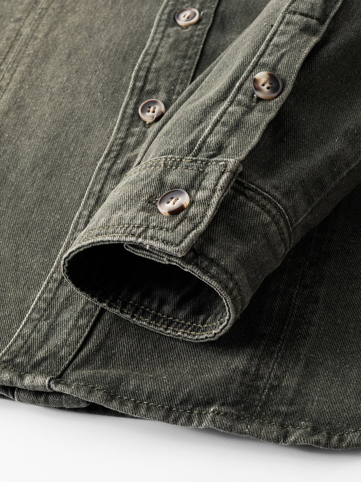 Sobrecamisa utilitária de sarja jeans vintage com lavagem desgastada