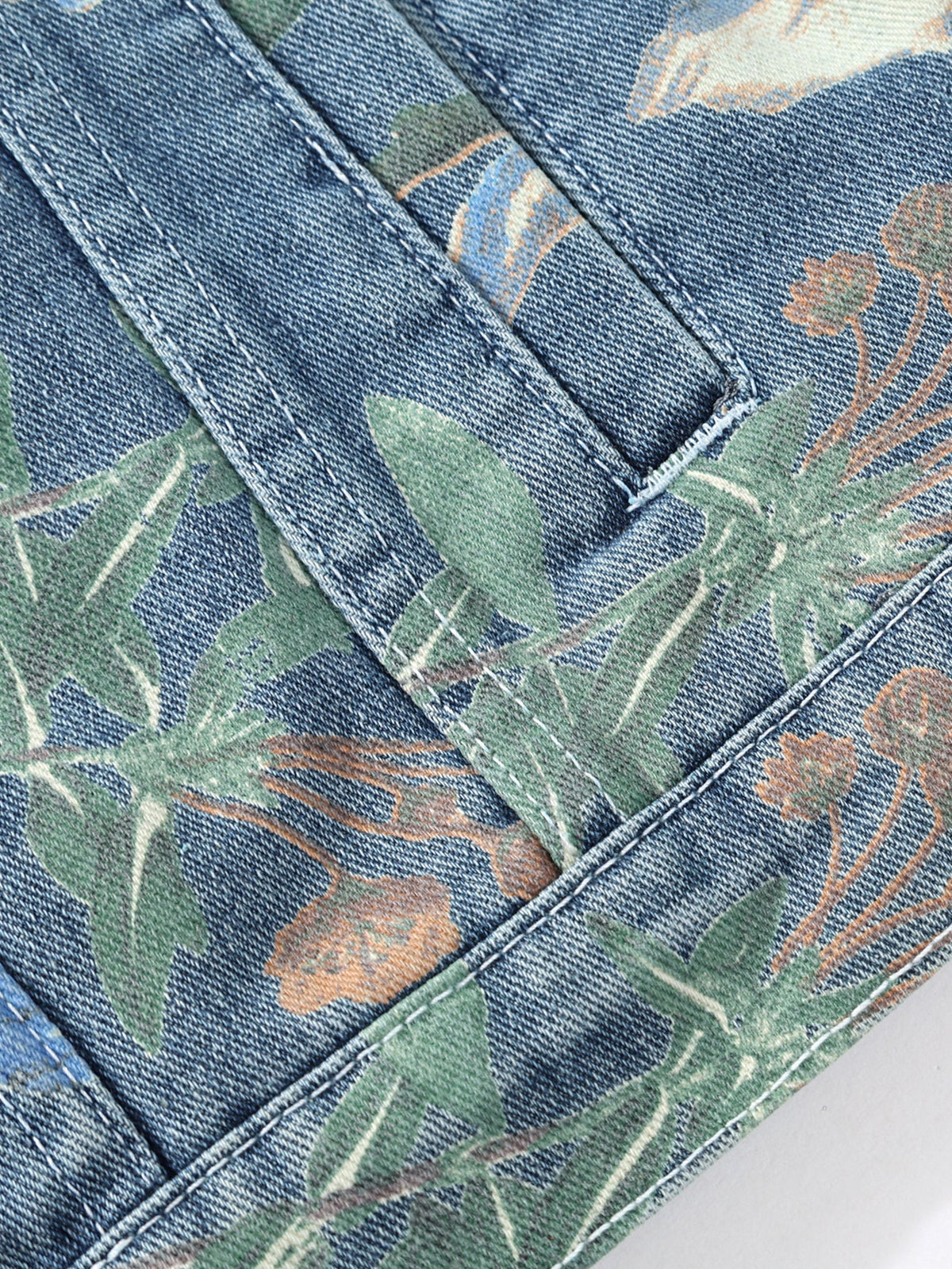Jaqueta jeans lavada de modelagem ampla com estampa floral