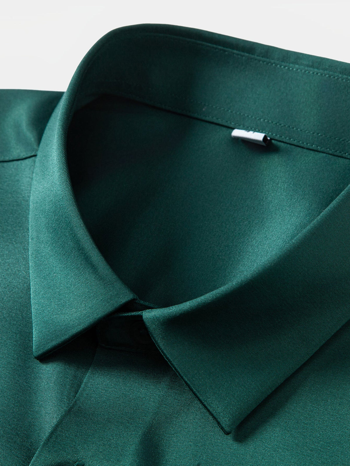Camisa de cetim com botões e gola padre