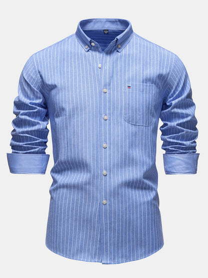 Camisa listrada de manga longa com botões do colarinho até a barra