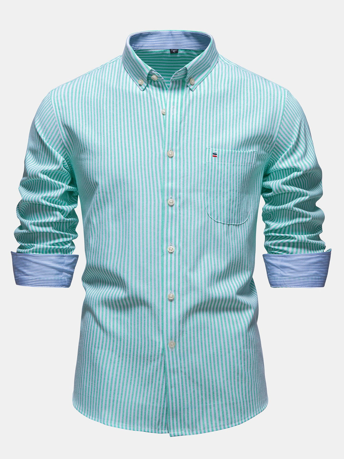 Camisa listrada de manga longa com botões e gola dobrada