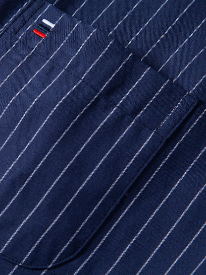 Camisa listrada de manga longa com botões do colarinho até a barra