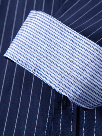 Camisa listrada de manga longa com botões do colarinho até a barra