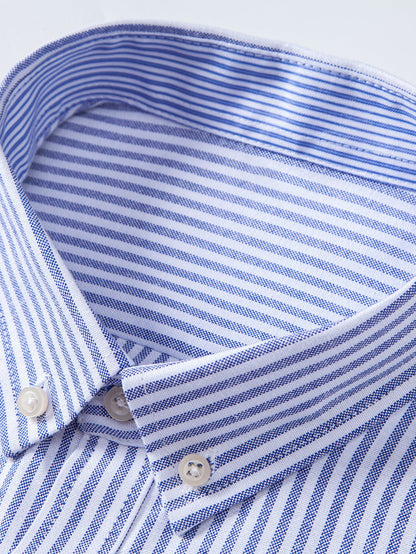 Camisa listrada de manga longa com botões e gola dobrada