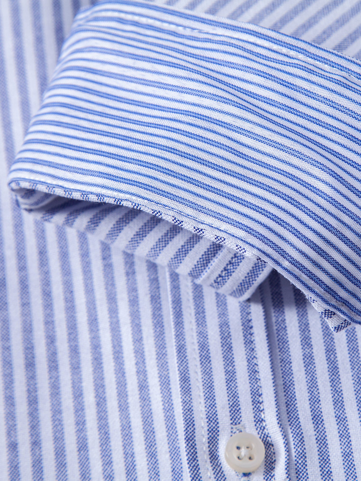 Camisa listrada de manga longa com botões e gola dobrada