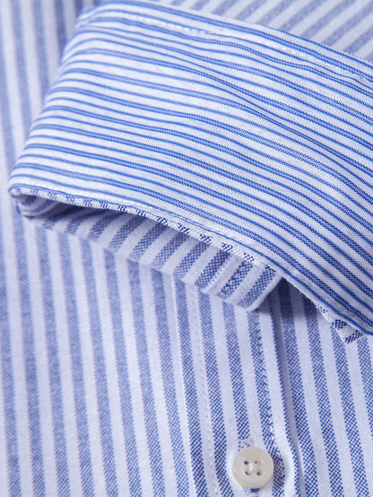 Camisa listrada de manga longa com botões e gola dobrada