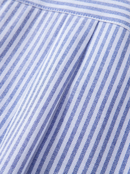 Camisa listrada de manga longa com botões e gola dobrada