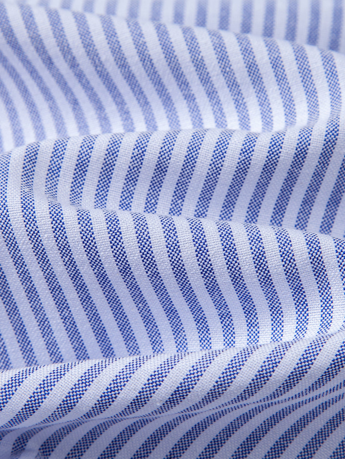 Camisa listrada de manga longa com botões e gola dobrada